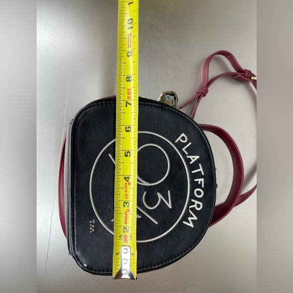 Harry Potter Hogwarts Platform 9 3/4 Crossbody Bag Handbag Purse with Charm - Picture 11 of 11